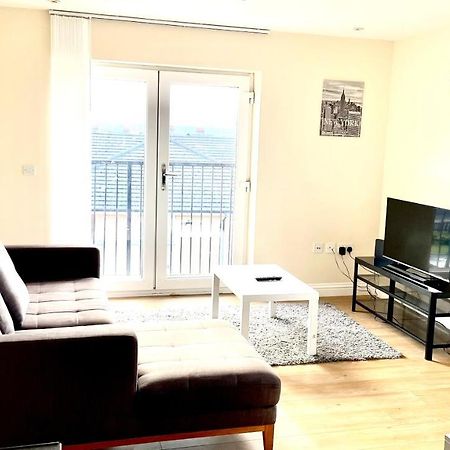 Holiday Flat In Central Slough Near To London Heathrow And Windsor With Free Car Park Exterior foto