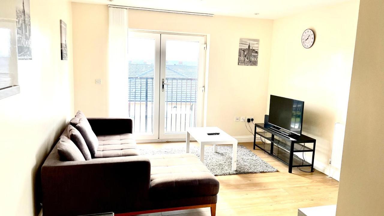 Holiday Flat In Central Slough Near To London Heathrow And Windsor With Free Car Park Exterior foto