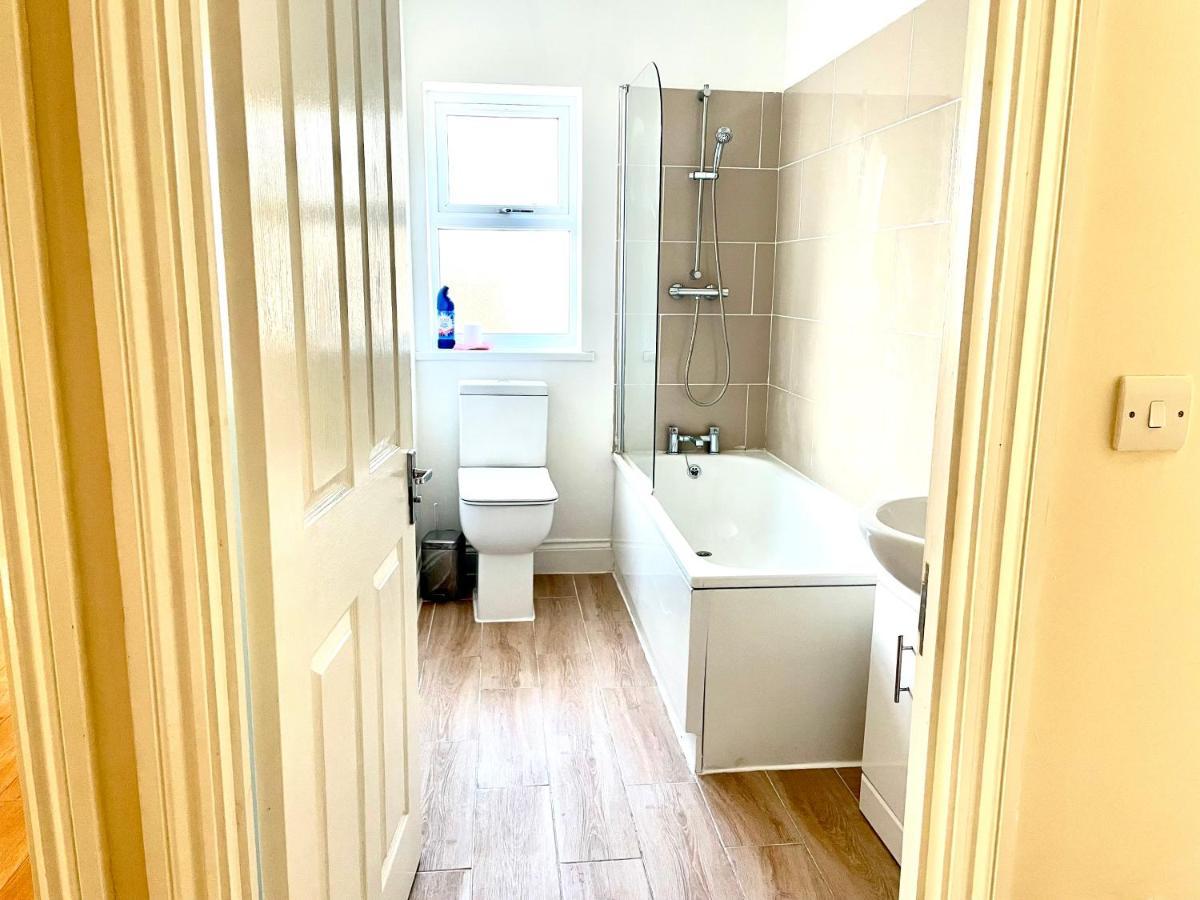 Holiday Flat In Central Slough Near To London Heathrow And Windsor With Free Car Park Exterior foto